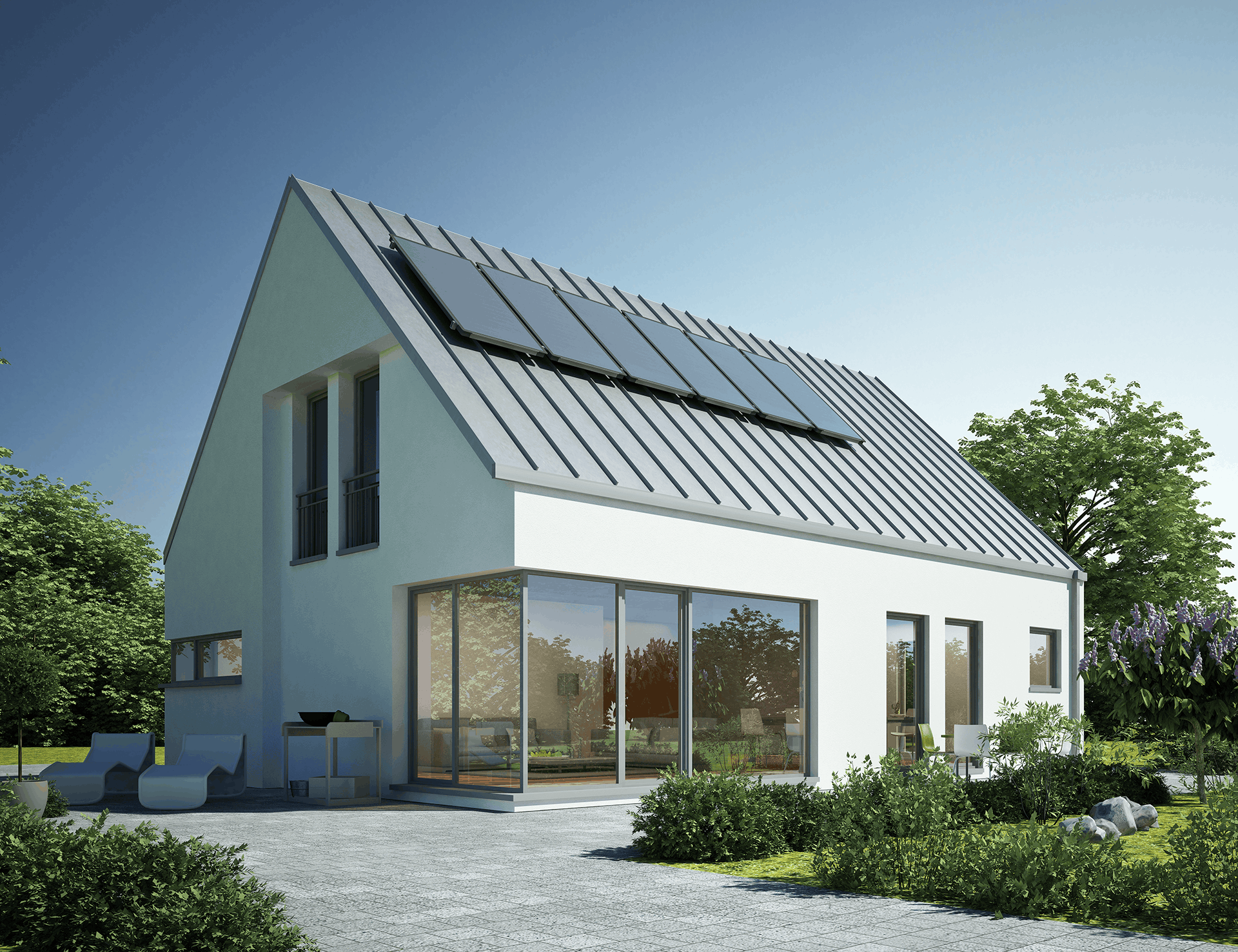 Modernes Einfamilienhaus mit Satteldach aus Stehfalzblech und Solarmodulen