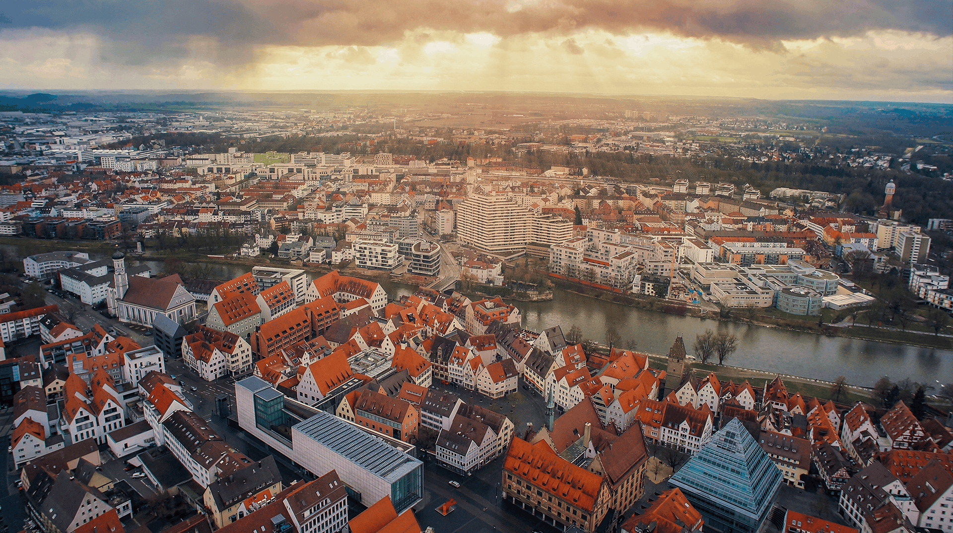Luftaufnahme der Ulmer Altstadt an der Donau mit ihren Ziegeldächern