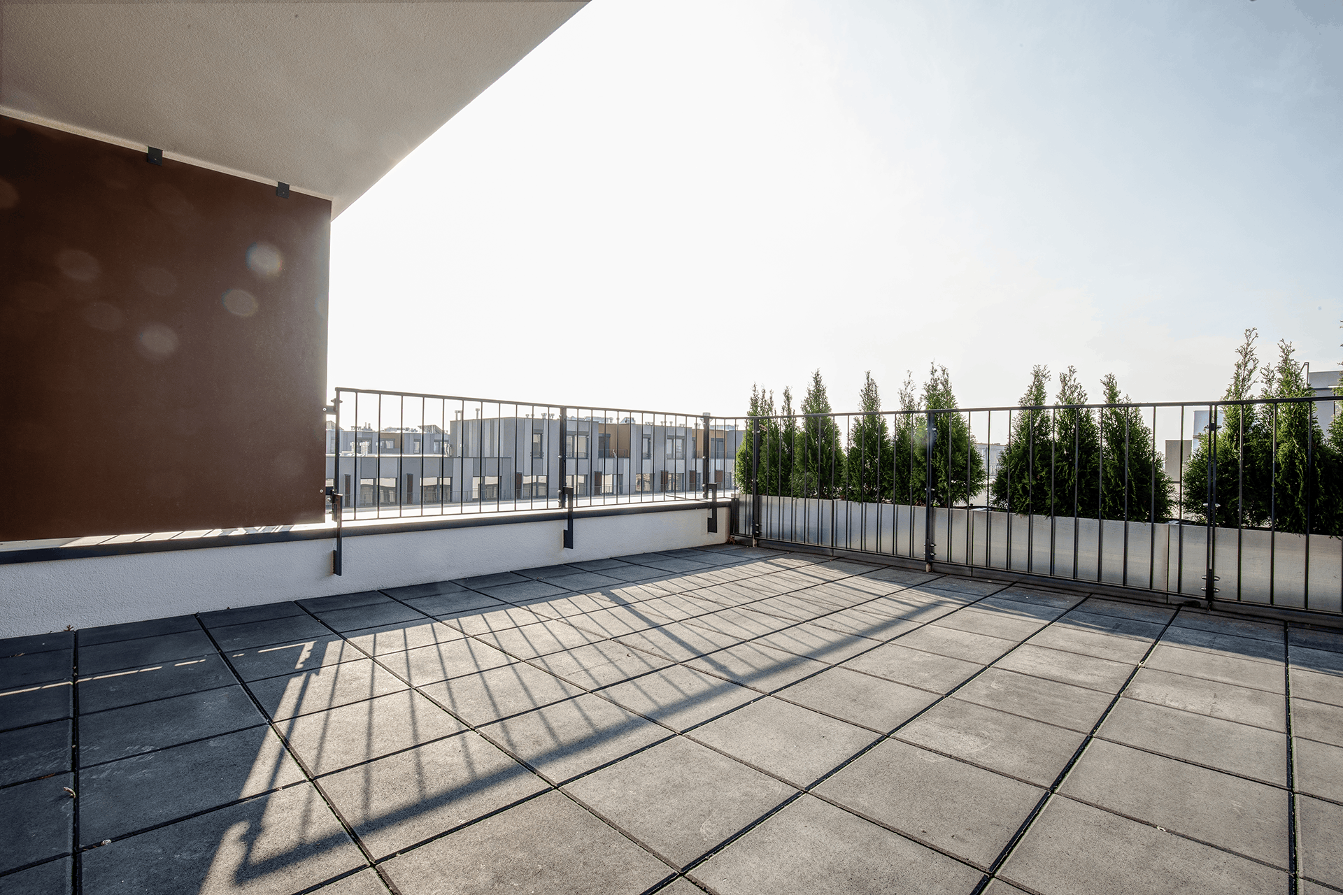 Abgedichtete Dachterrasse mit Betonplatten und Metallgeländer
