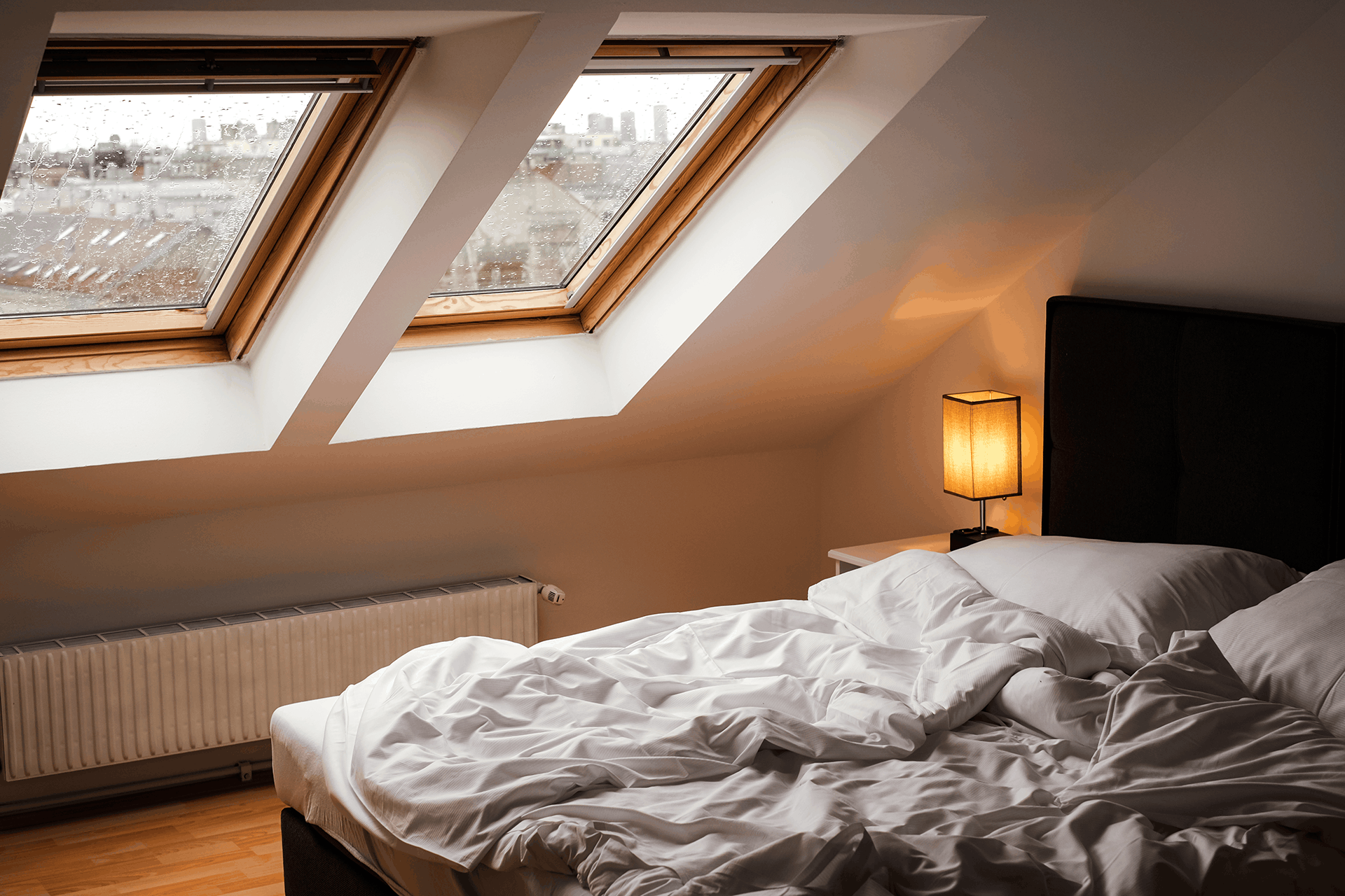 Schlafzimmer im ausgebauten Dachgeschoss mit zwei Wohnraumdachfenstern